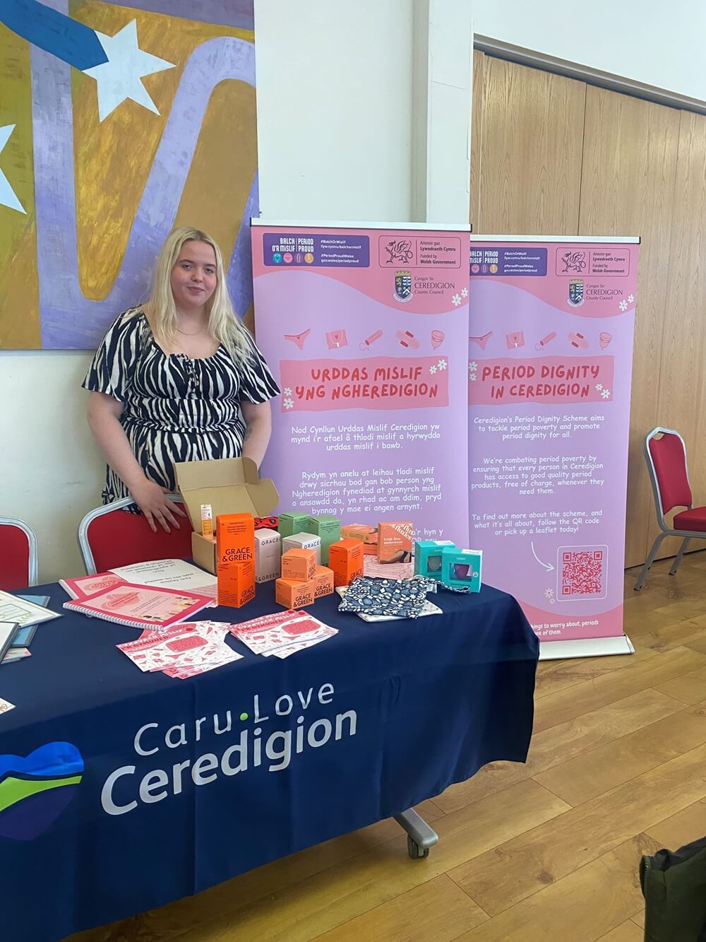 Stondin gyda chynhyrchion cyfnod ar gael